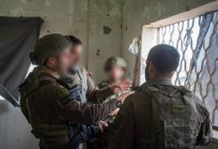 عناصر الجيش الإسرائيلي في مجمع ريغافيم للفحص الأمني