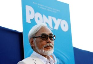 المخرج الياباني هاياو ميازاكي يقف أمام الكاميرات في عرض خاص لفيلم الرسوم المتحركة ”بونيو“ في مسرح إل كابيتان في هوليوود. رويترز