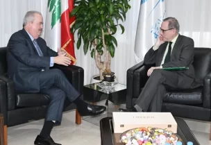 وزير المالية ياسين جابر المستشار الاقتصادي والمبعوث الخاص لرئيس الجمهورية الفرنسية جاك دو لا جوجي في زيارة عمل، بحضور عدد من المسؤولين الفرنسيين واللبنانيين، بما في ذلك مدير المالية العامة جورج معراوي والمستشارين الماليين والخبراء الدوليين.