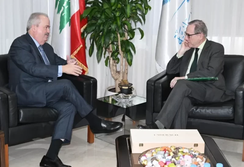 وزير المالية ياسين جابر المستشار الاقتصادي والمبعوث الخاص لرئيس الجمهورية الفرنسية جاك دو لا جوجي في زيارة عمل، بحضور عدد من المسؤولين الفرنسيين واللبنانيين، بما في ذلك مدير المالية العامة جورج معراوي والمستشارين الماليين والخبراء الدوليين.