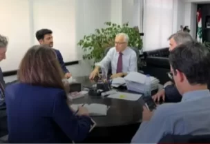 وزير الاقتصاد والتجارة، الدكتور عامر البساط، اليوم، بوفد من صندوق النقد الدولي برئاسة إرنستو راميريز ريغو، حيث جرى البحث في ملاحظات الصندوق على مشروع قانون معالجة أوضاع المصارف، إضافة إلى مشروع قانون الانتظام المالي واسترداد الودائع.
