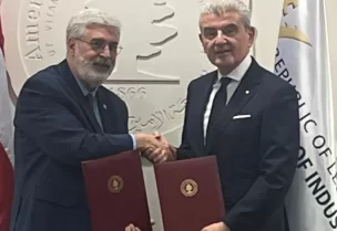 وزير الصناعة جو عيسى الخوري ورئيس الجامعة الأميركية في بيروت فضلو خوري