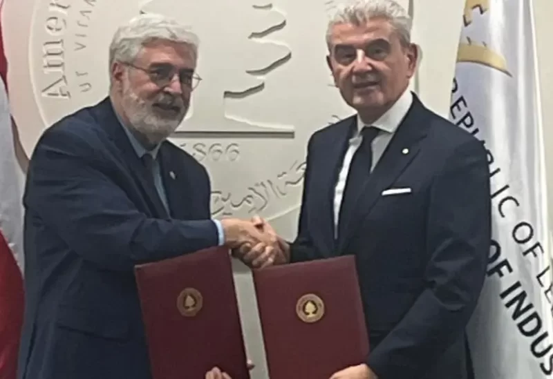 وزير الصناعة جو عيسى الخوري ورئيس الجامعة الأميركية في بيروت فضلو خوري