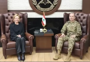 قائد الجيش العماد رودولف هيكل في مكتبه في اليرزة المنسقة الخاصة للأمم المتحدة في لبنان جانين هينيس – بلاسخارت،