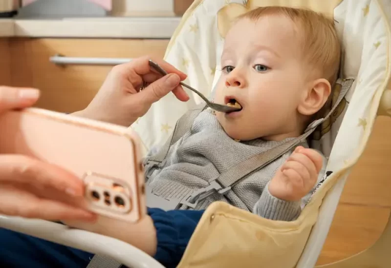 اخبار التكنولوجيا – دراسة حديثة تحذر: الإفراط في تعرض الأطفال الرضع للشاشات يؤثر على نمو الدماغ!