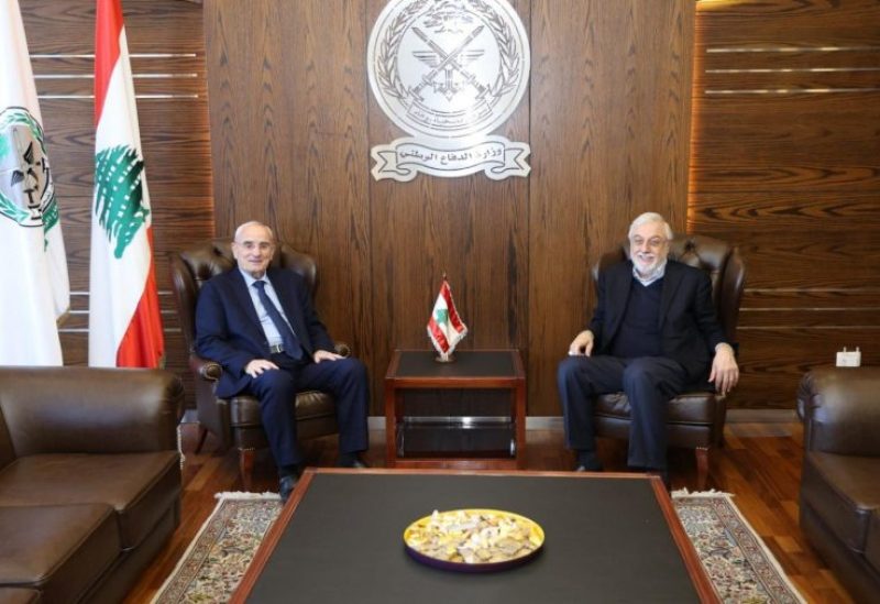 وزير الدفاع الوطني اللواء ميشال منسى في مكتبه في اليرزة، رئيس لجنة الدفاع الوطني والداخلية والبلديات النيابية النائب جهاد الصمد