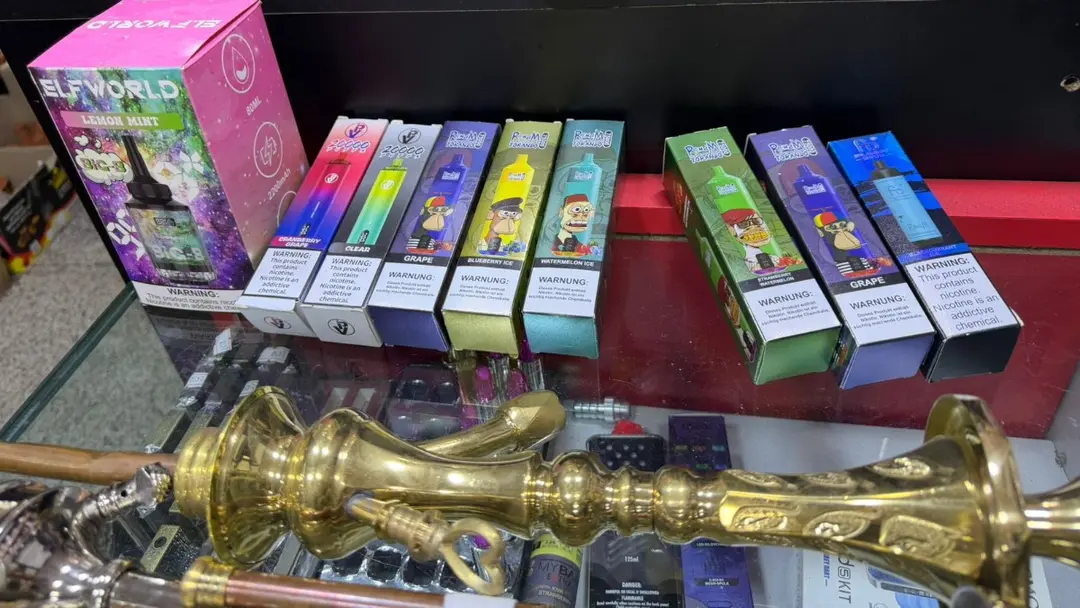 الريجي تضبط سجائر إلكترونية ومعسّل مهرّب في عمليات دهم بعدة مناطق