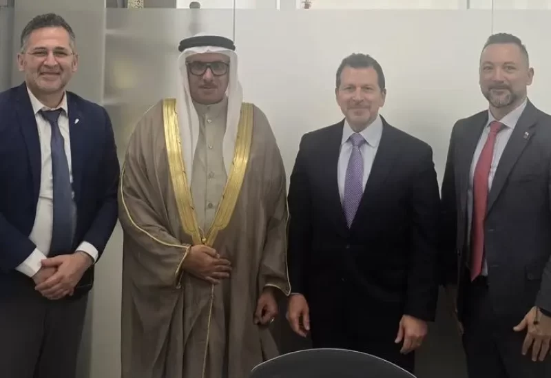 وزير المهجرين ووزير الدولة لشؤون الذكاء الاصطناعي في لبنان الدكتور كمال شحادة، في مكتبه بالوزارة، مع رئيس الاتحاد العربي للذكاء الاصطناعي والبرمجة الدكتور جمال كمال.