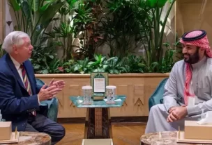ولي العهد السعودي الأمير محمد بن سلمان لدى اجتماعه مع السيناتور الأميركي ليندسي غراهام في الرياض