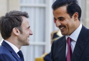 الرئيس الفرنسي إيمانويل ماكرون مع أمير قطر الشيخ تميم بن حمد آل ثاني في قصر الإليزيه، باريس 15 فبراير 2023. © أ ف ب