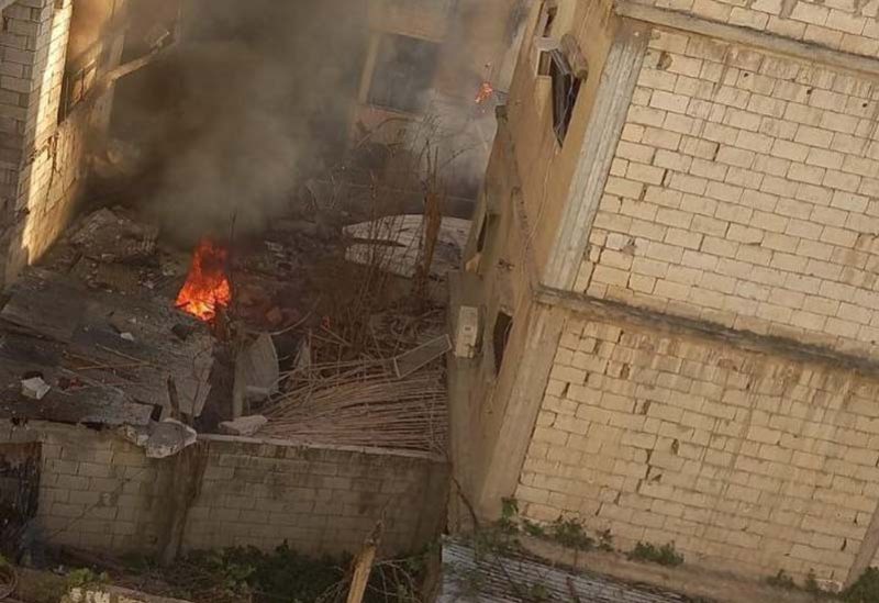اندلاع حريق ودمار كبير في المكان المستهدف بغارة إسرائيلية على مخيم عين الحلوة بجنوب لبنان