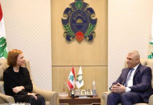 اللواء حسن شقير خلال استقباله جانين هينيس-بلاسخارت في مكتب الأمن العام