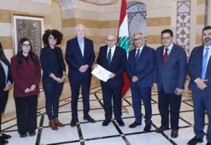 رئيس مجلس الوزراء نواف سلام يستقبل وفدًا من لجنة الحوار اللبناني–الفلسطيني برئاسة السفير رامز دمشقية