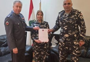قائد وحدة جهاز أمن السفارات والإدارات والمؤسسات العامة العميد علي كرنيب، بحضور آمر فصيلة تفتيشات المطار العقيد علي حاموش، يكرمان المعاون أول ناديا ناصر