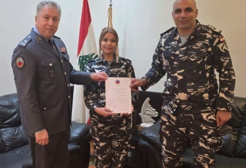 قائد وحدة جهاز أمن السفارات والإدارات والمؤسسات العامة العميد علي كرنيب، بحضور آمر فصيلة تفتيشات المطار العقيد علي حاموش، يكرمان المعاون أول ناديا ناصر