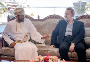 أمين المجلس الأعلى للأمن القومي الإيراني علي لاريجاني مع وزير الخارجية العماني بدر البوسعيدي