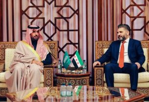 الأمير بدر بن عبد الله بن فرحان لدى لقائه محمد ياسين صالح وزير الثقافة السوري («الإخبارية» السعودية)