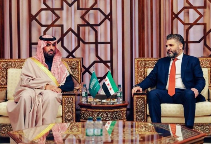 الأمير بدر بن عبد الله بن فرحان لدى لقائه محمد ياسين صالح وزير الثقافة السوري («الإخبارية» السعودية)