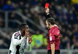 الحكم فديريكو لا بينا يرفع البطاقة الحمراء في وجه بيير كالولو لاعب يوفنتوس. رويترز
