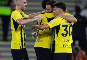 لاعبو الاتحاد يهنئون قائدهم بنزيمة بعد هدفه الشخصي الثاني (نادي الاتحاد)