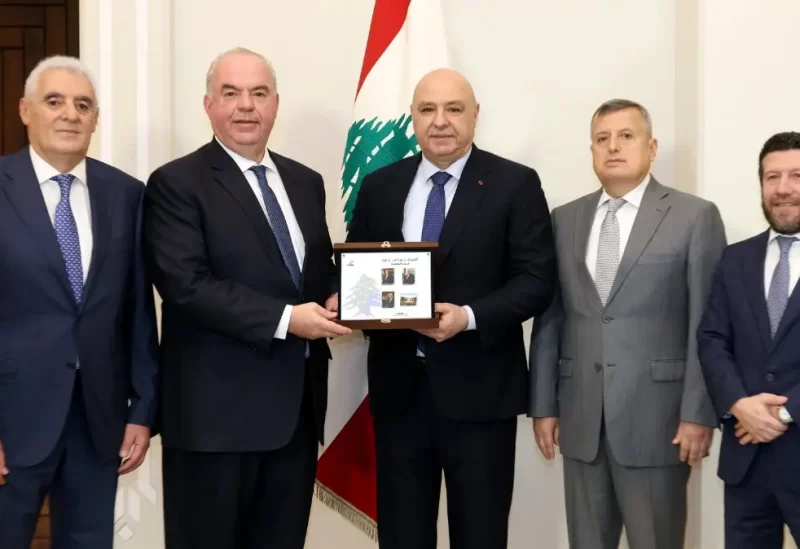 كما عرض الرئيس عون واقع البريد في لبنان مع وزير الاتصالات شارل الحاج، المدير العام للبريد محمد يوسف، ورئيس "ليبان بوست" أندريه الرامي، ونائب الرئيس شادي مغامس، وتسلّم خلال اللقاء أول طابع تذكاري يحمل اسمه مع بداية ولايته الرئاسية.