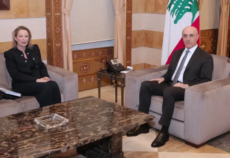 وزير الداخلية والبلديات أحمد الحجار في مكتبه مع النائبة غادة أيوب