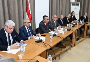 وزير الزراعة الدكتور نزار هاني في اجتماع لجنة الزراعة والسياحة النيابية، برئاسة النائب أيوب حميد، وبحضور وزراء الاقتصاد والتجارة عامر البساط، والصناعة جو عيسى الخوري، إلى جانب النواب أعضاء اللجنة وممثلين عن النقابات والقطاعات المعنية.