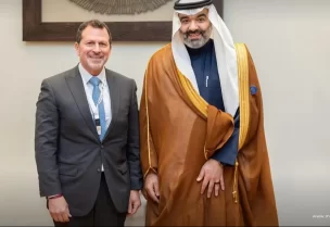 وزير المهجرين ووزير الدولة لشؤون التكنولوجيا والذكاء الاصطناعي الدكتور كمال شحادة مع وزير الاتصالات وتقنية المعلومات في المملكة العربية السعودية المهندس عبد الله بن عامر السواحة