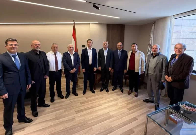 وفدٌ من نقابة مستوردي السيارات المستعملة برئاسة إيلي قزي، المجلس الأعلى للجمارك، حيث عُقد لقاء مع رئيس المجلس مصباح خليل وعضوي المجلس لؤي الحاج شحادة وشربل خليل.