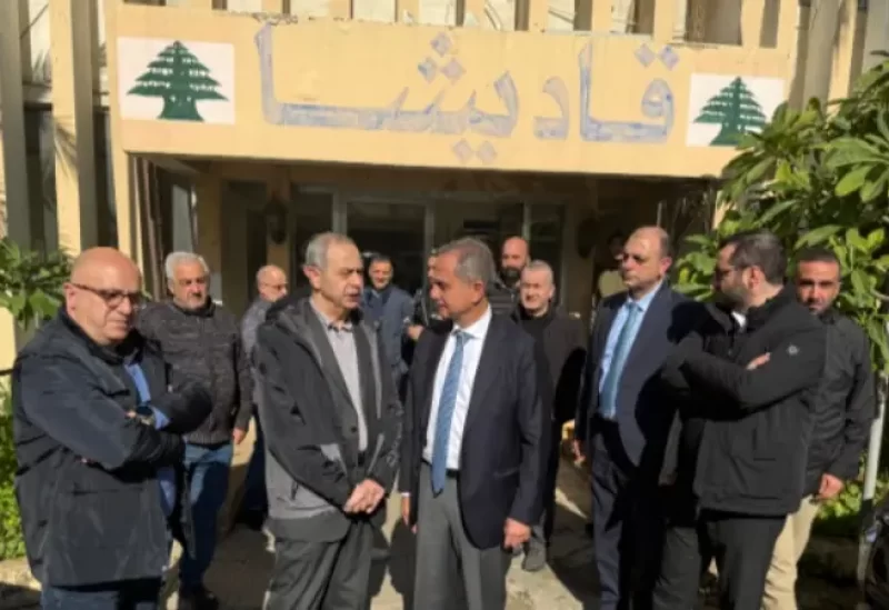 وزير الطاقة والمياه جو الصدي مبنى شركة كهرباء قاديشا في البحصاص – طرابلس، في زيارة هي الأولى له إلى الشركة منذ توليه مهامه، يرافقه وفد إداري وفني من الوزارة. وكان في استقباله مدير الشركة المهندس عبد الرزاق مواس