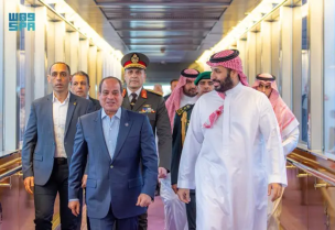 الأمير محمد بن سلمان والرئيس المصري أثناء الاستقبال