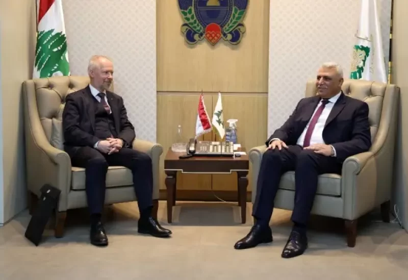 المدير العام للأمن العام اللواء حسن شقير نائب وزير الهجرة السويدي أنديرز هول، يرافقه السفير السويدي في لبنان جيسيكا زفاردستوم،