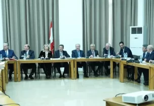 لجنة المال والموازنة جلسة برئاسة رئيسها النائب إبراهيم كنعان، بحضور وزراء المال والاقتصاد والعدل ياسين جابر وعامر البساط وعادل نصار، إضافة إلى حاكم مصرف لبنان كريم سعيد.