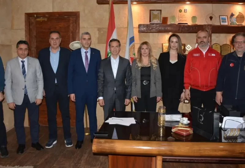 محافظ الشمال بالإنابة إيمان الرافعي مع السفير التركي مراد لوتيم مع رئيس بلدية طرابلس الدكتور عبد الحميد كريمة ، رئيس اتحاد بلديات الفيحاء المهندس وائل زمرلي، المدير العام للمساعدات الإنسانية و الفنية في وزارة الخارجية التركية كورهان كاراكوتش ، نائب رئيس إدارة الكوارث و الطوارئ التركية AFAD حمزة طاشدلان مع مسؤولين من الهلال الأحمر التركي