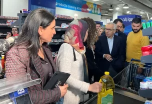وزير الاقتصاد والتجارة عامر البساط بجولة ميدانية واسعة على نقاط بيع المواد الغذائية، يرافقه المدير العام للوزارة محمد أبي حيدر، مدير مصلحة حماية المستهلك طارق يونس وفريق من مراقبي المصلحة