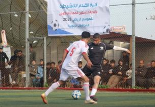 بعد أكثر من عامين على توقف النشاط الرياضي في غزة، انطلقت أولى مباريات الدوري المحلي لكرة القدم على ملعب متهالك في حي تل الهوا وسط أنقاض المباني المدمرة. شهدت المباراة بين فريقي شباب جباليا والصداقة تعادلاً، وكذلك مباراة بيت حانون والشجاعية، وسط هتافات المشجعين الذين تسلق بعضهم جدرانًا مدمرة أو تابع المباراة من بين الأنقاض. يوسف جندية، لاعب شباب جباليا، وصف شعوره بالعودة قائلاً: "متلخبط، سعيد، حزين، فرحان… تقدر تعبر عن الفرحة شوي وسط حياتنا الصعبة في الخيام والبحث عن الماء والطعام". وأضاف أن الاتحاد الفلسطيني أقام بطولة تنشيطية لإعادة الأجواء الرياضية تدريجيًا بعد انقطاع دام سنتين ونصف. على الرغم من مرور أربعة أشهر على وقف إطلاق النار، لم يشهد القطاع عمليات إعادة إعمار كبيرة، وتكدس أكثر من مليوني شخص في مناطق ساحلية مدمرة. الملعب السابق في اليرموك تم تدميره خلال الحرب وأصبحت أرضه خيامًا للنازحين. ورغم ذلك، يرى أمجد أبو عودة، لاعب بيت حانون، أن إقامة الدوري "توصل رسالة مفادها أننا مستمرون في الحياة واللعب رغم الدمار والحرب".