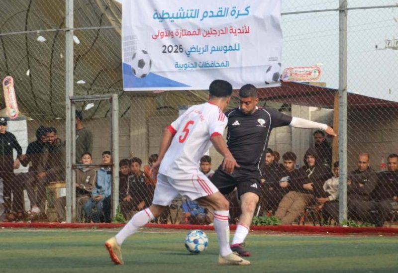بعد أكثر من عامين على توقف النشاط الرياضي في غزة، انطلقت أولى مباريات الدوري المحلي لكرة القدم على ملعب متهالك في حي تل الهوا وسط أنقاض المباني المدمرة. شهدت المباراة بين فريقي شباب جباليا والصداقة تعادلاً، وكذلك مباراة بيت حانون والشجاعية، وسط هتافات المشجعين الذين تسلق بعضهم جدرانًا مدمرة أو تابع المباراة من بين الأنقاض. يوسف جندية، لاعب شباب جباليا، وصف شعوره بالعودة قائلاً: "متلخبط، سعيد، حزين، فرحان… تقدر تعبر عن الفرحة شوي وسط حياتنا الصعبة في الخيام والبحث عن الماء والطعام". وأضاف أن الاتحاد الفلسطيني أقام بطولة تنشيطية لإعادة الأجواء الرياضية تدريجيًا بعد انقطاع دام سنتين ونصف. على الرغم من مرور أربعة أشهر على وقف إطلاق النار، لم يشهد القطاع عمليات إعادة إعمار كبيرة، وتكدس أكثر من مليوني شخص في مناطق ساحلية مدمرة. الملعب السابق في اليرموك تم تدميره خلال الحرب وأصبحت أرضه خيامًا للنازحين. ورغم ذلك، يرى أمجد أبو عودة، لاعب بيت حانون، أن إقامة الدوري "توصل رسالة مفادها أننا مستمرون في الحياة واللعب رغم الدمار والحرب".