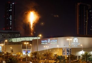 دخان يتصاعد من مبنى محترق أصيب بضربة طائرة إيرانية بدون طيار في المنامة. رويترز