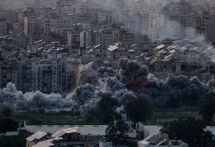 الدخان يتصاعد بعد غارة إسرائيلية على الضاحية الجنوبية لبيروت. رويترز