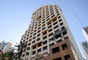 شقة متضررة في مبنى فندق رمادا بلازا في أعقاب غارة إسرائيلية، في وسط بيروت، لبنان، 8 مارس 2026. رويترز