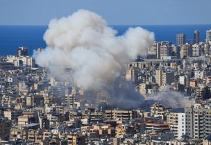 دخان يتصاعد بعد غارة إسرائيلية على الضاحية الجنوبية لبيروت. رويترز