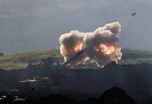 وحدة مدفعية إسرائيلية تطلق النار باتجاه لبنان، على الجانب الإسرائيلي من الحدود الإسرائيلية-اللبنانية، في شمال إسرائيل، 17 مارس 2026. رويترز