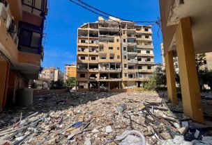 مبنى متضرر في أعقاب الغارات الإسرائيلية في الضاحية الجنوبية لبيروت، لبنان، رويترز