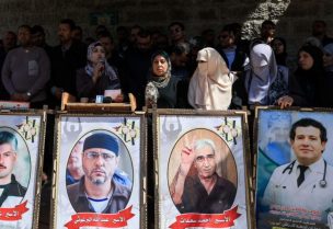فلسطينيون يشاركون في مظاهرة ضد تنفيذ قانون الإعدام الإسرائيلي للفلسطينيين المدانين في المحاكم العسكرية، في مدينة غزة
