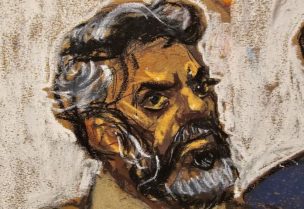 رسم تخطيطي لآصف ميرشانت، وهو باكستاني يُشتبه بارتباطه بإيران، داخل قاعة محكمة في نيويورك، في صورة من أرشيف رويترز