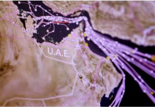 شاشة تظهر حركة ناقلات النفط في الخليج العربي بصورة من أرشيف رويترز.