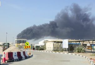 دخان يتصاعد من ميناء جبل علي بعد هجوم إيراني، في أعقاب الضربات الأمريكية والإسرائيلية على إيران