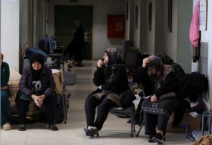 نساء يجلسن في مدرسة تحولت إلى ملجأ للنازحين من الضاحية الجنوبية لبيروت - رويترز