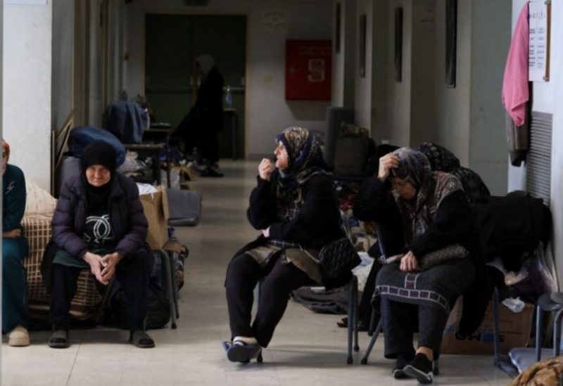 نساء يجلسن في مدرسة تحولت إلى ملجأ للنازحين من الضاحية الجنوبية لبيروت - رويترز