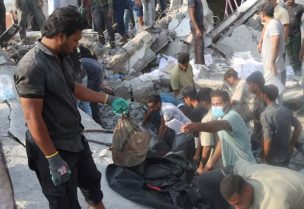 أشخاص وقوات الإنقاذ يقومون بعملهم في أعقاب غارة على مدرسة في ميناب بإيران - رويترز